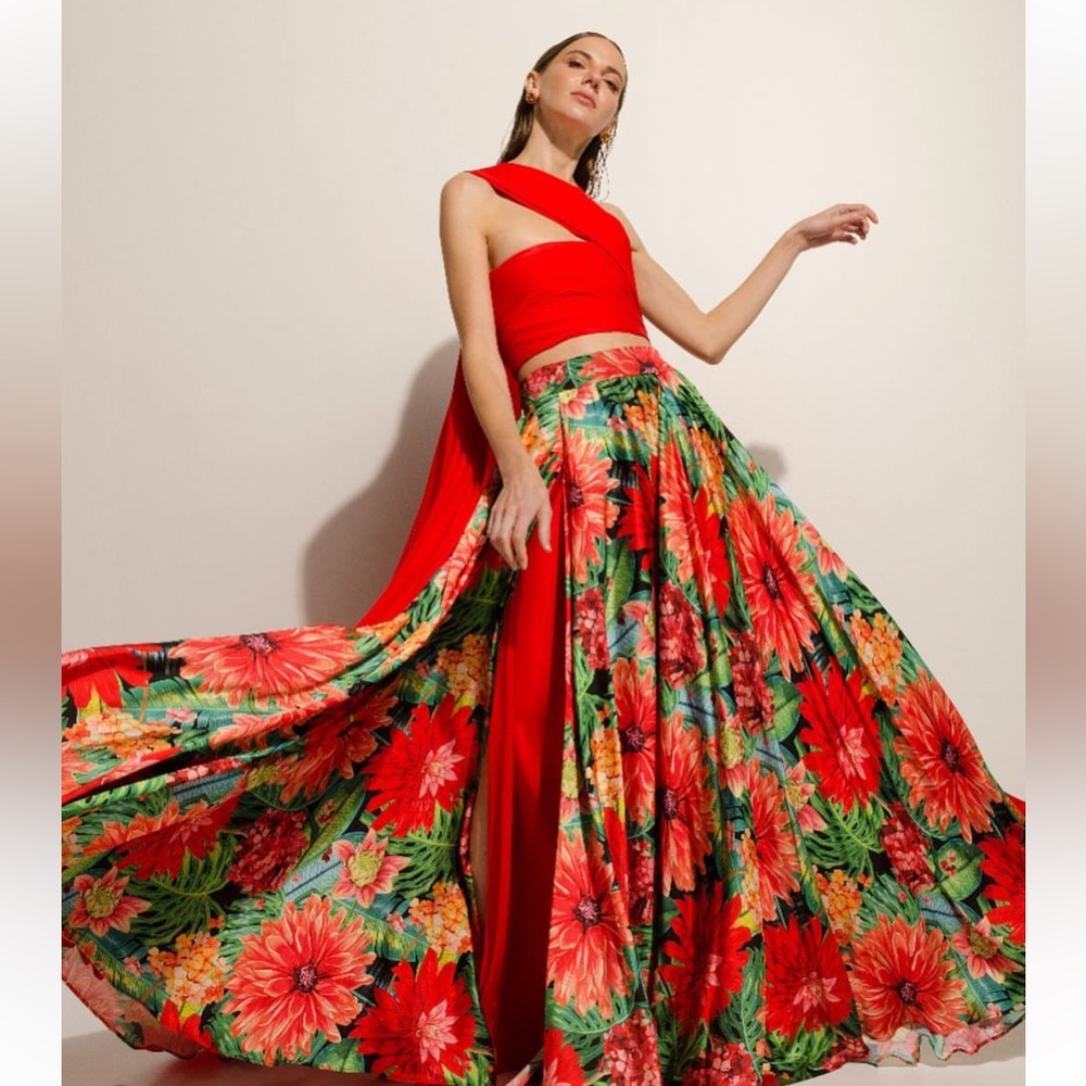 Beautiful HossH red top size medium never worn